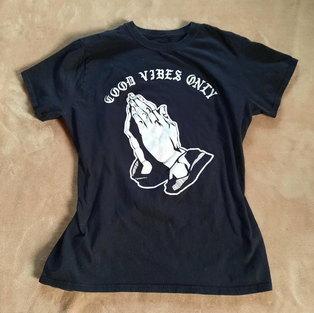 Black t shirt bowery supply good vibes only
